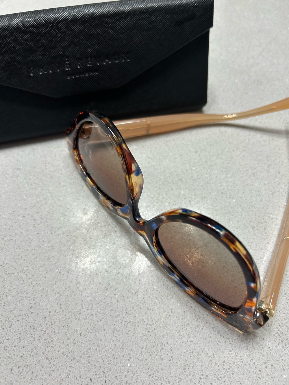 🕶️ Privé Revaux Multicolor Tortoiseshell Round Sunglasses with Collapsible Case